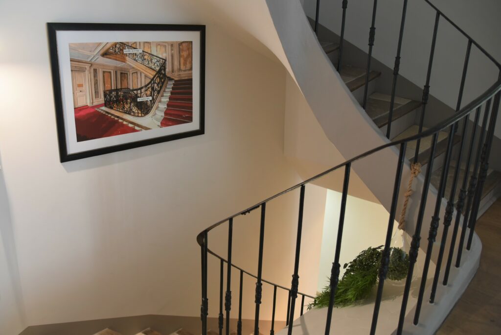 Villa Terra Cannes location 6 chambres en suite à 3 minutes à pied du Palais des Festivals
Montée d'escaliers