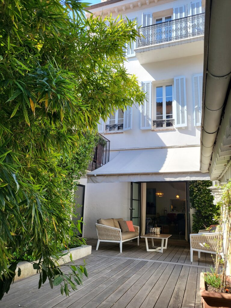 Villa Terra Cannes location 6 chambres en suite à 3 minutes à pied du Palais des Festivals
Terrasse ave store électrique